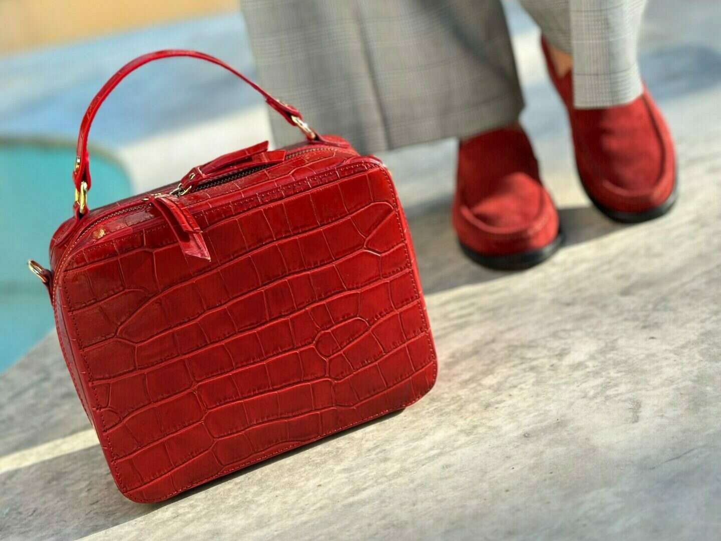 کیف و کفش چرم قرمز برای پوست های حساس