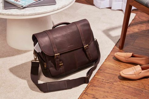 کیف قهوه ای مناسب اداره روی زمین