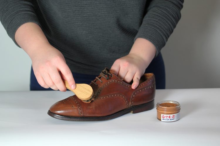 نحوه پاک کردن انواع لکه ها از روی چرم